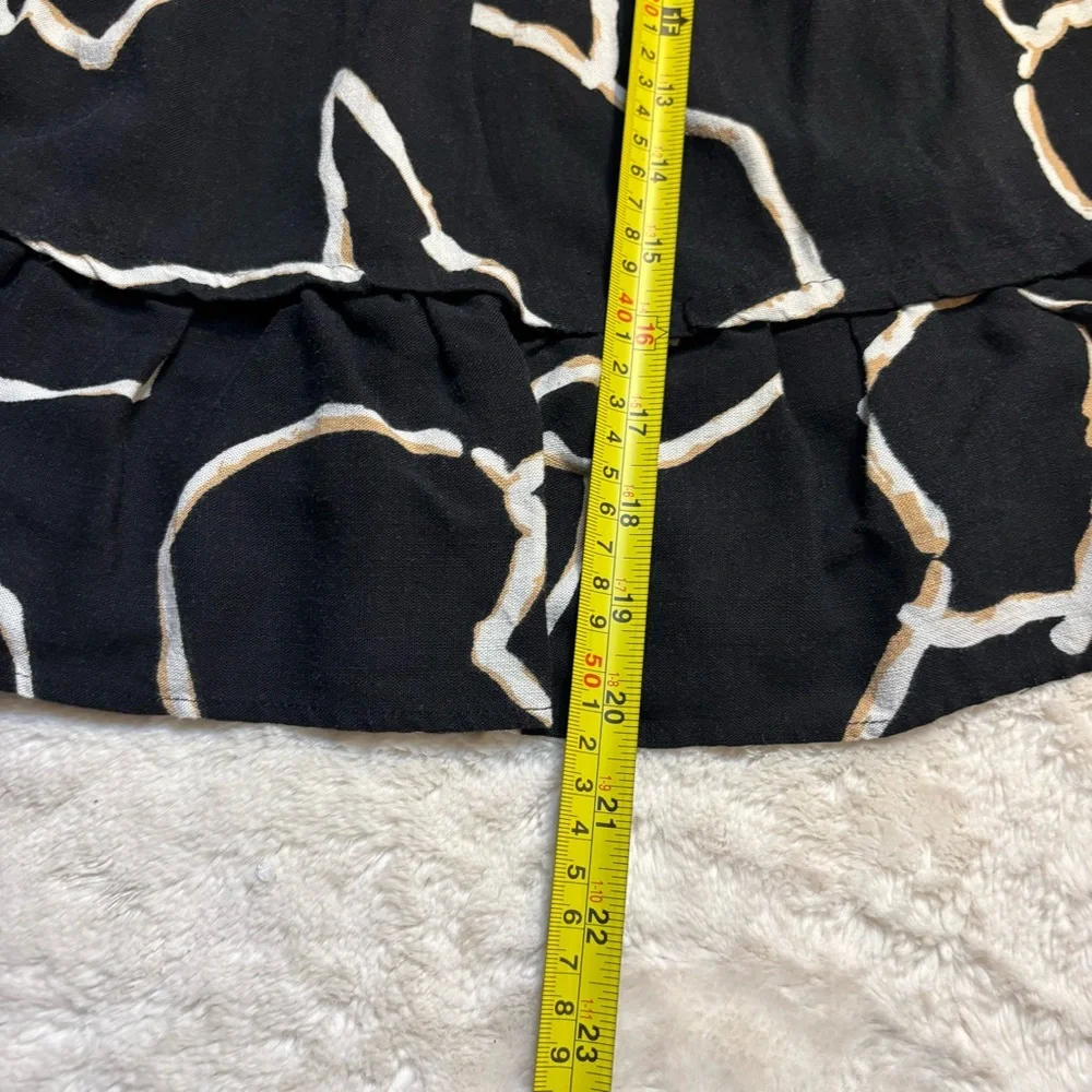 Who What Wear Top XS Black White Gold Abstract Short Sleeved Ruffle Blouse Rayon
